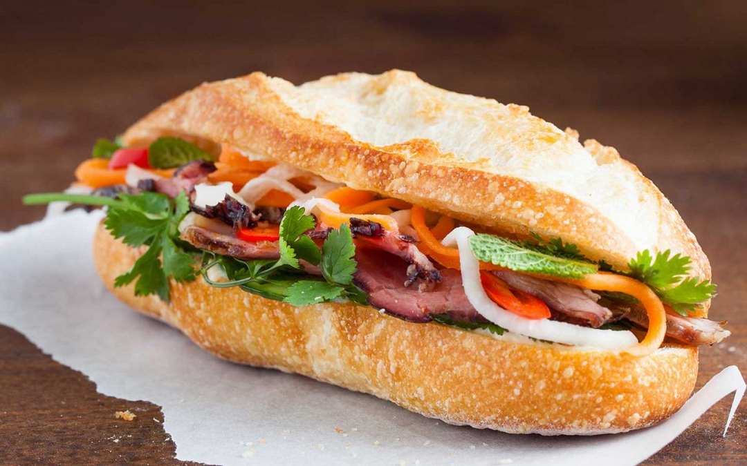 Hình ảnh ổ bánh mì đầy ắp rau thịt