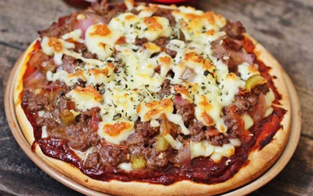 Cách trang trí và phủ sốt cho Pizza Bò Băm