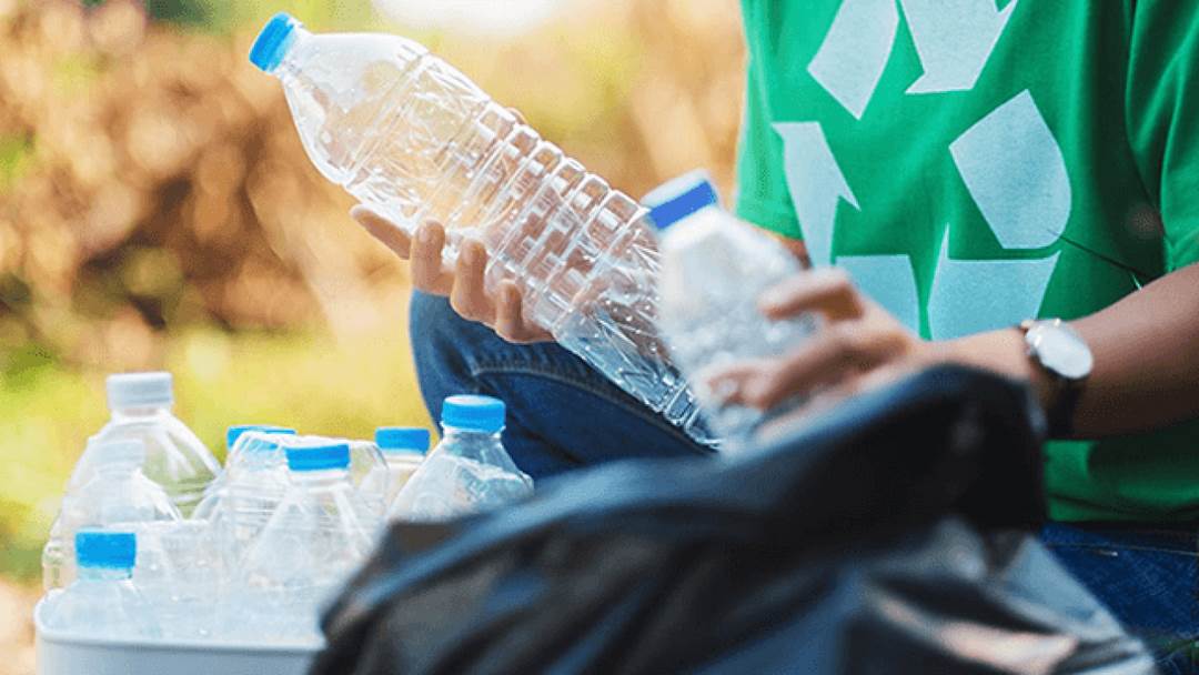 Tại sao chúng ta cần hạn chế sử dụng chai nhựa?