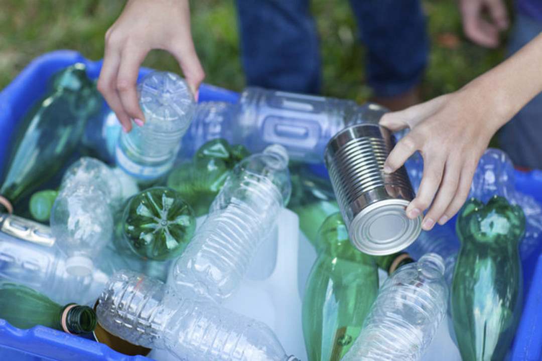 Cách hỗ trợ việc tái chế chai nhựa để giảm thiểu ô nhiễm môi trường.